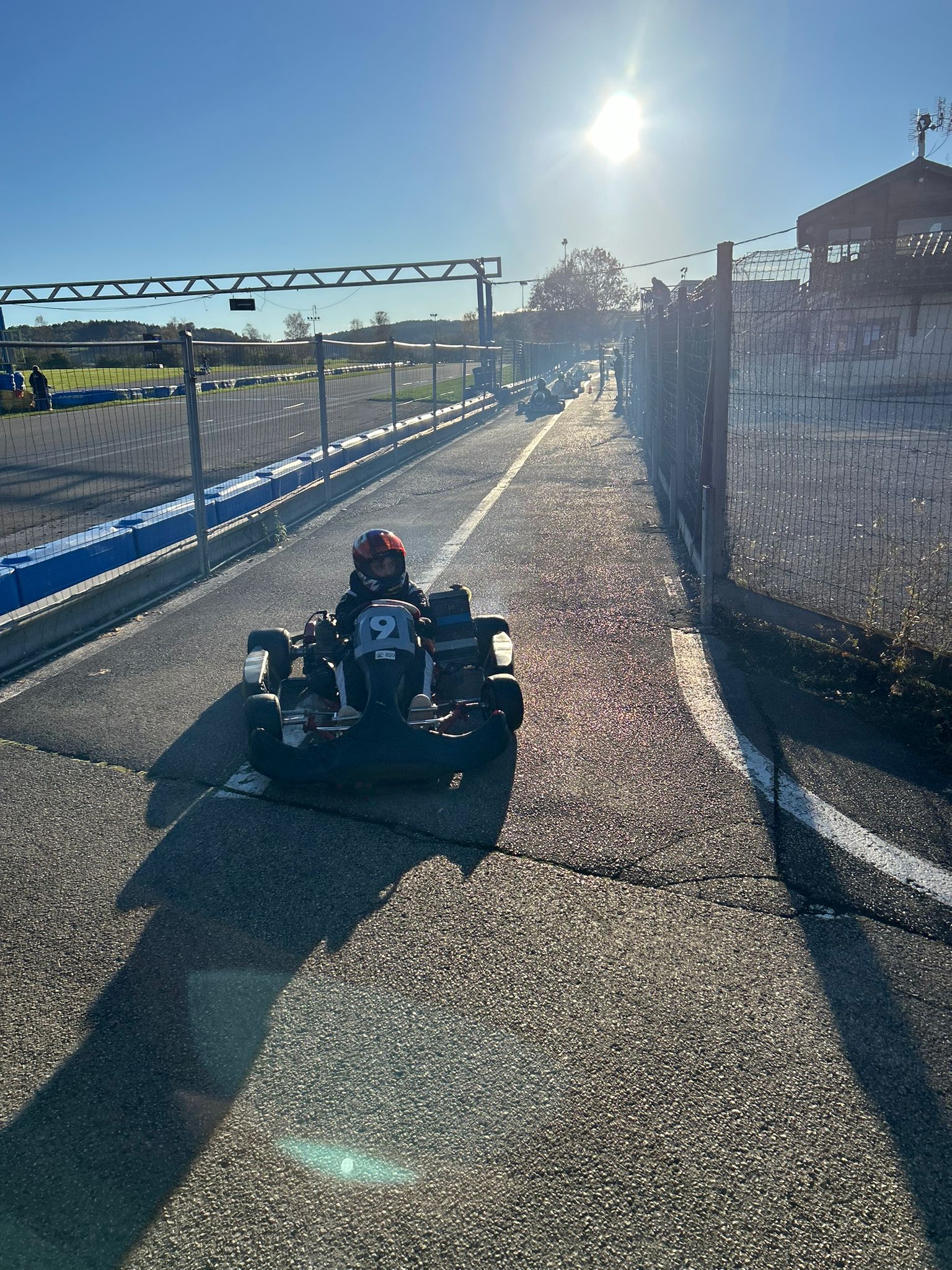 Voiture sur le circuit de pouilly - asaav.ch