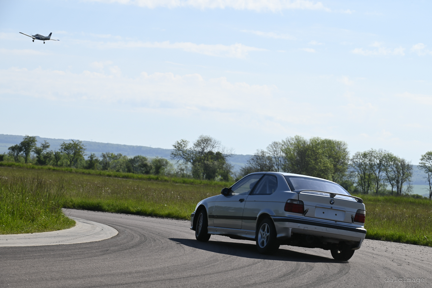 Voiture sur le circuit de pouilly - asaav.ch