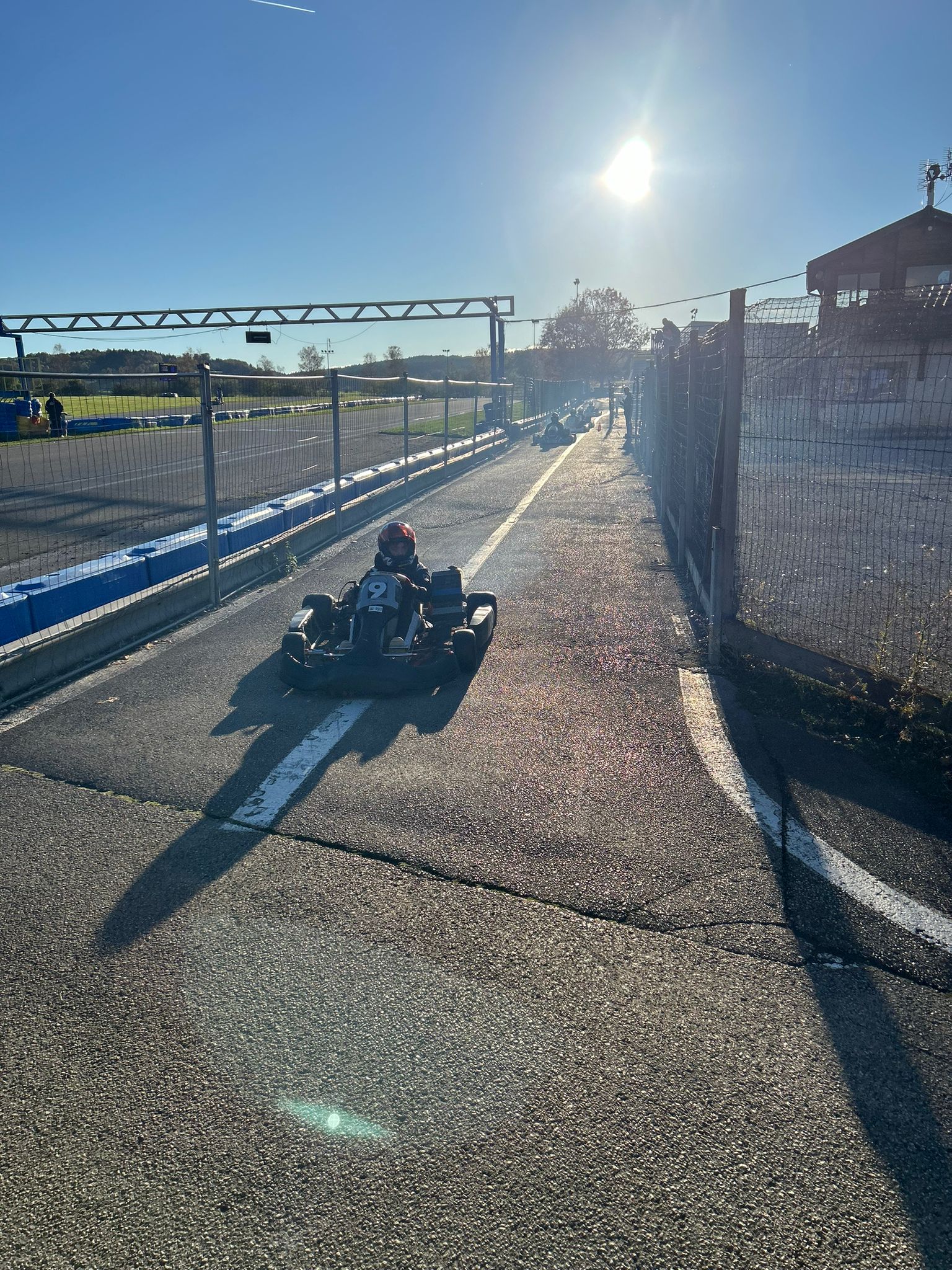 Voiture sur le circuit de pouilly - asaav.ch