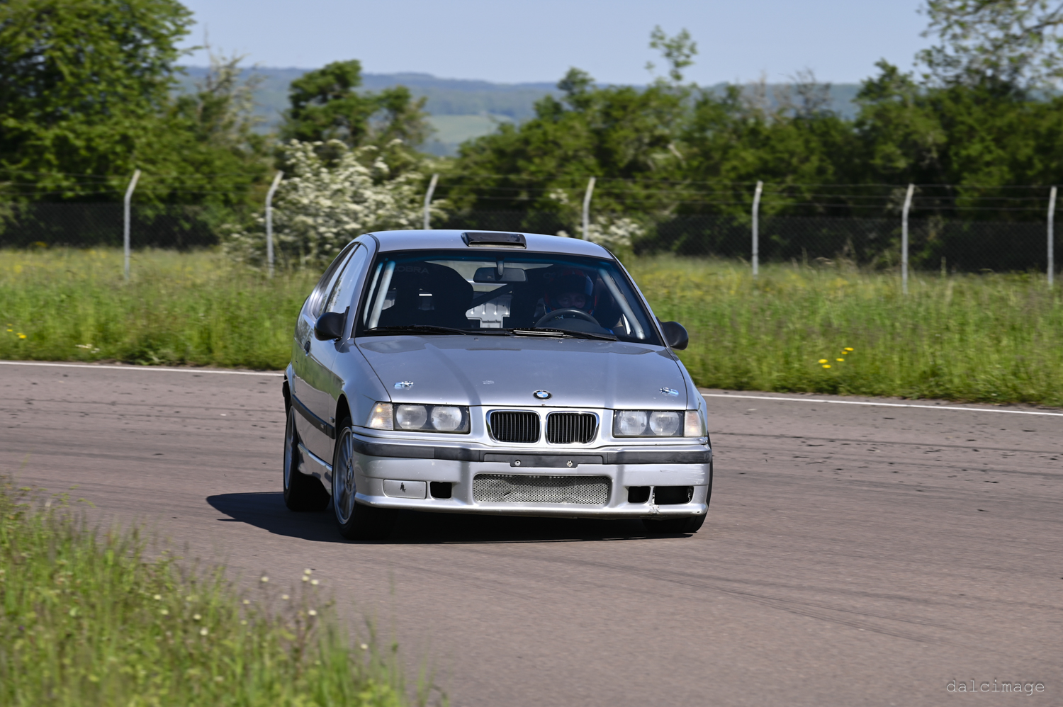 Voiture sur le circuit de pouilly - asaav.ch
