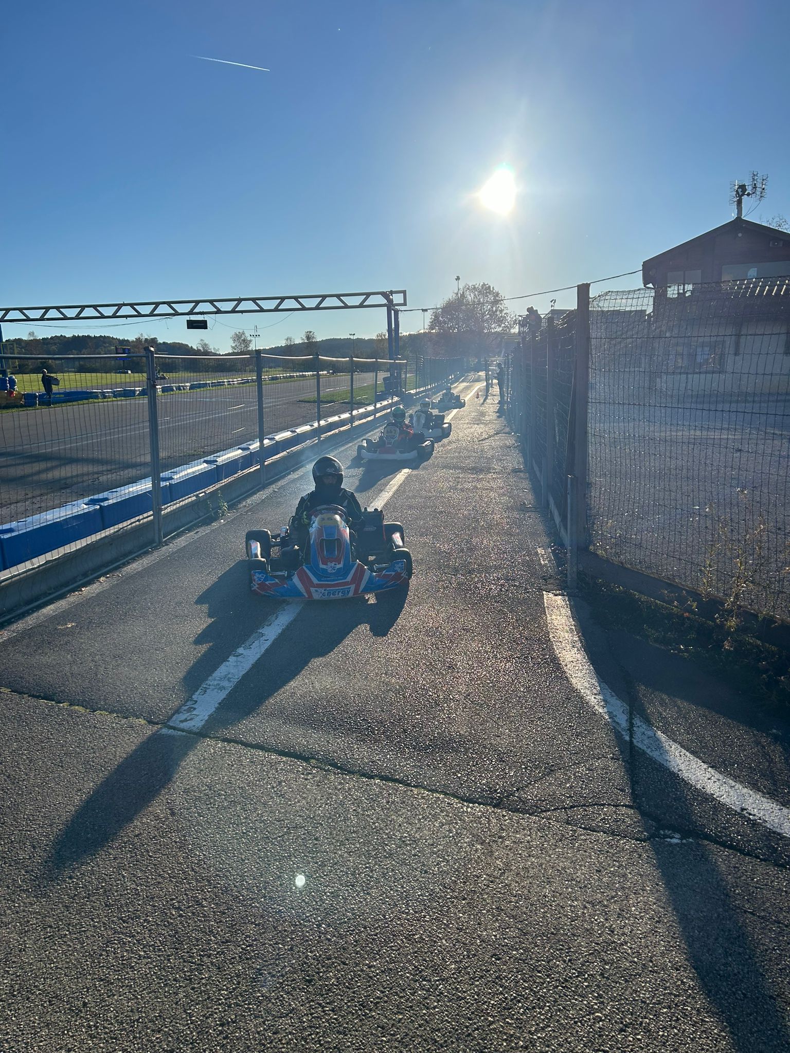 Voiture sur le circuit de pouilly - asaav.ch