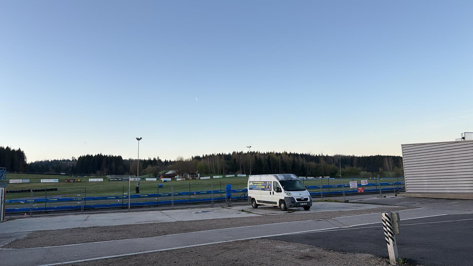 Voiture sur le circuit de pouilly - asaav.ch