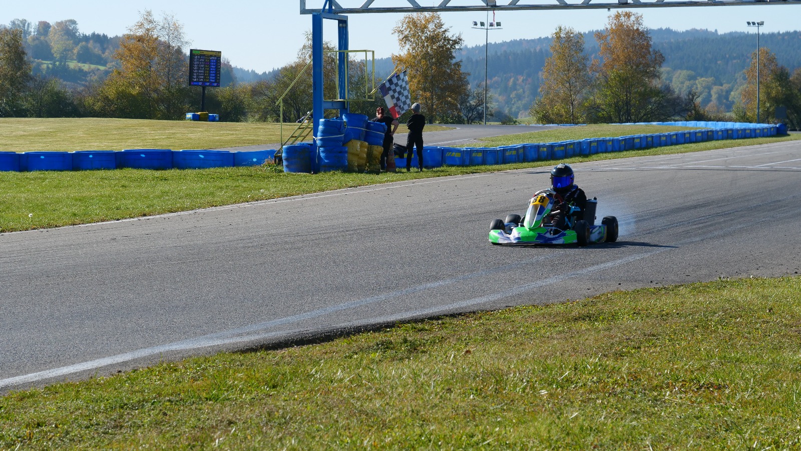Karting sur le circuit de Levier - asaav.ch