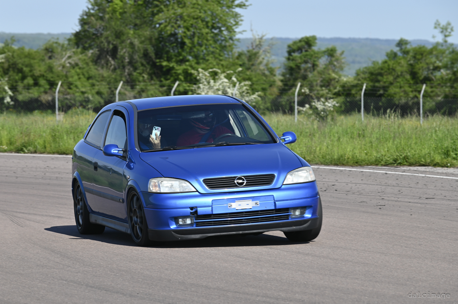 Voiture sur le circuit de pouilly - asaav.ch