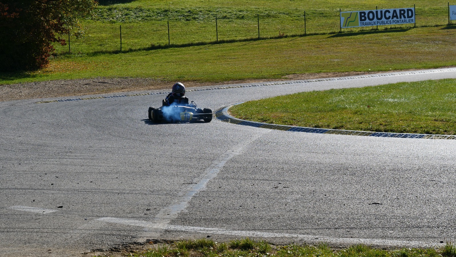Karting sur le circuit de Levier - asaav.ch