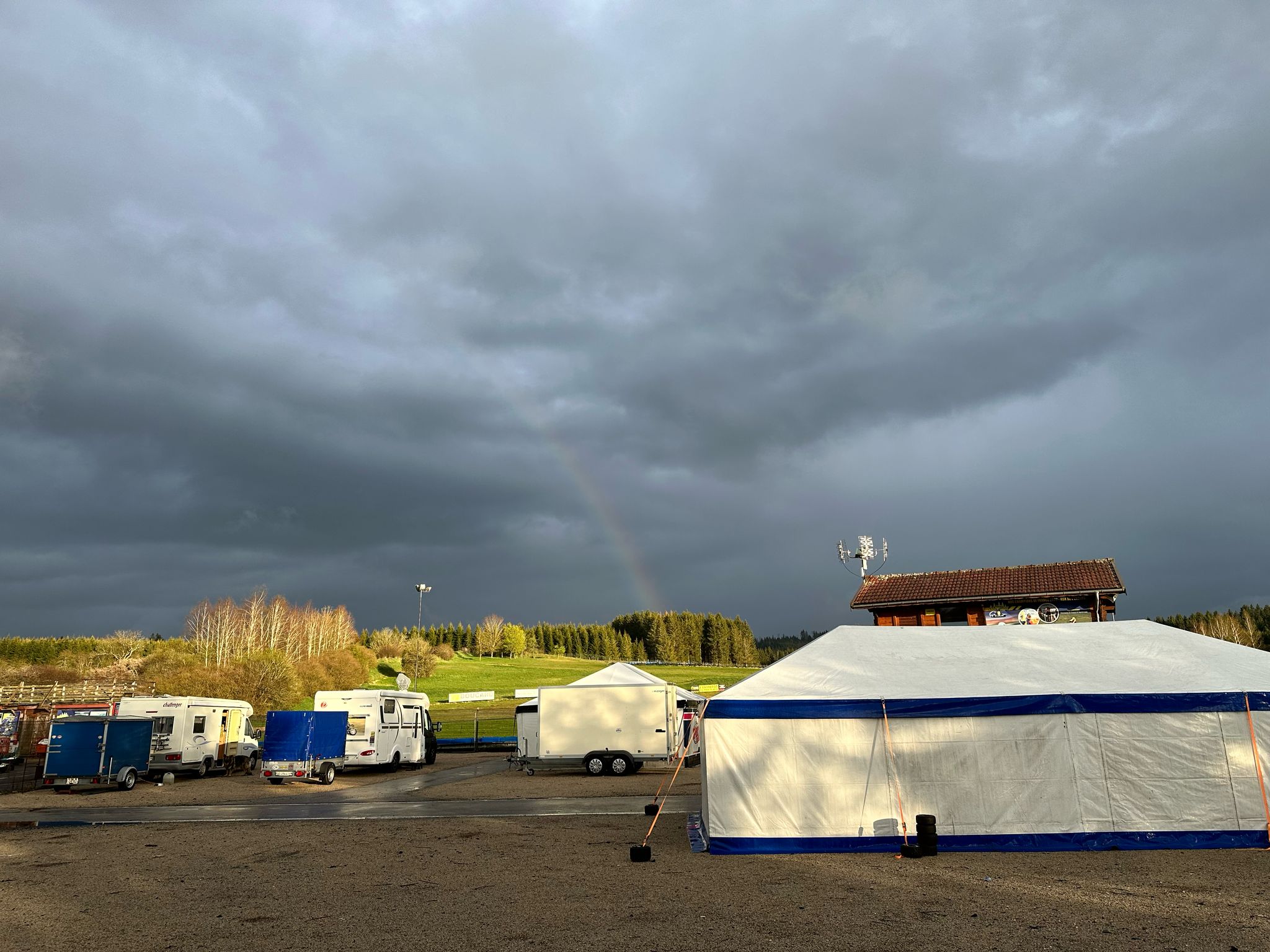 Voiture sur le circuit de pouilly - asaav.ch