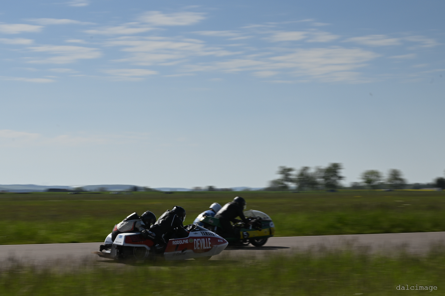 Voiture sur le circuit de pouilly - asaav.ch