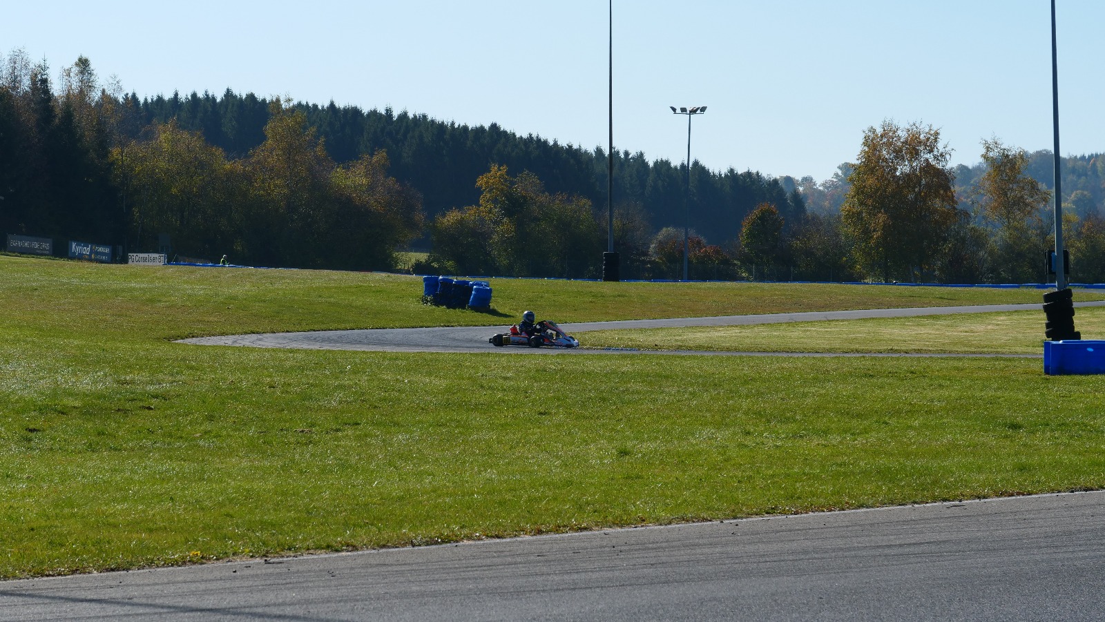 Karting sur le circuit de Levier - asaav.ch