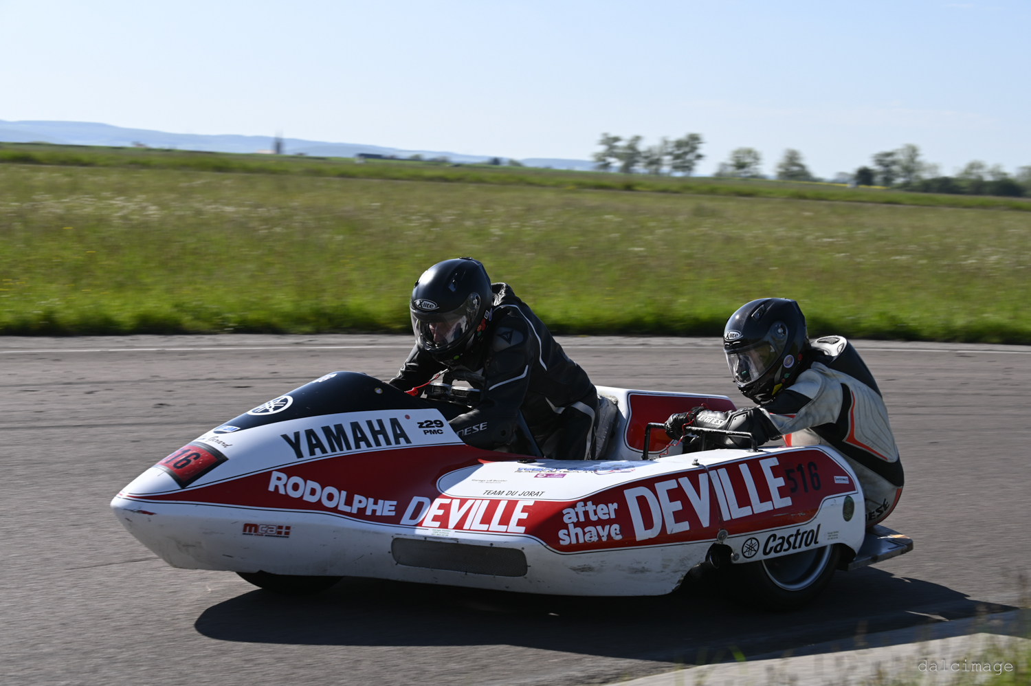 Voiture sur le circuit de pouilly - asaav.ch