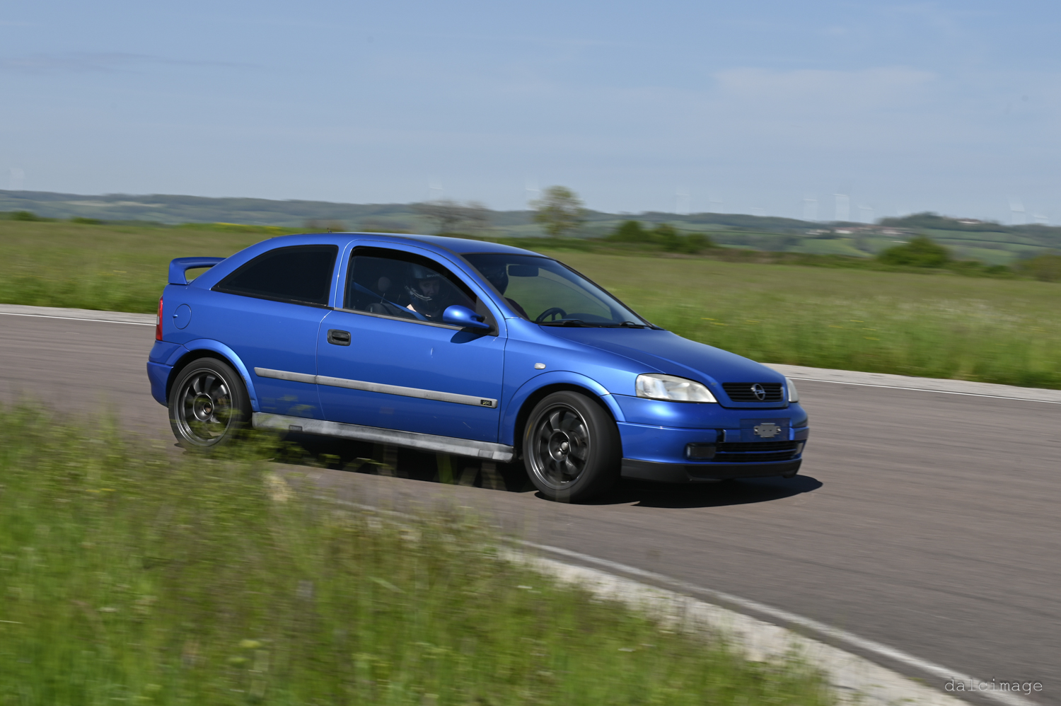 Voiture sur le circuit de pouilly - asaav.ch