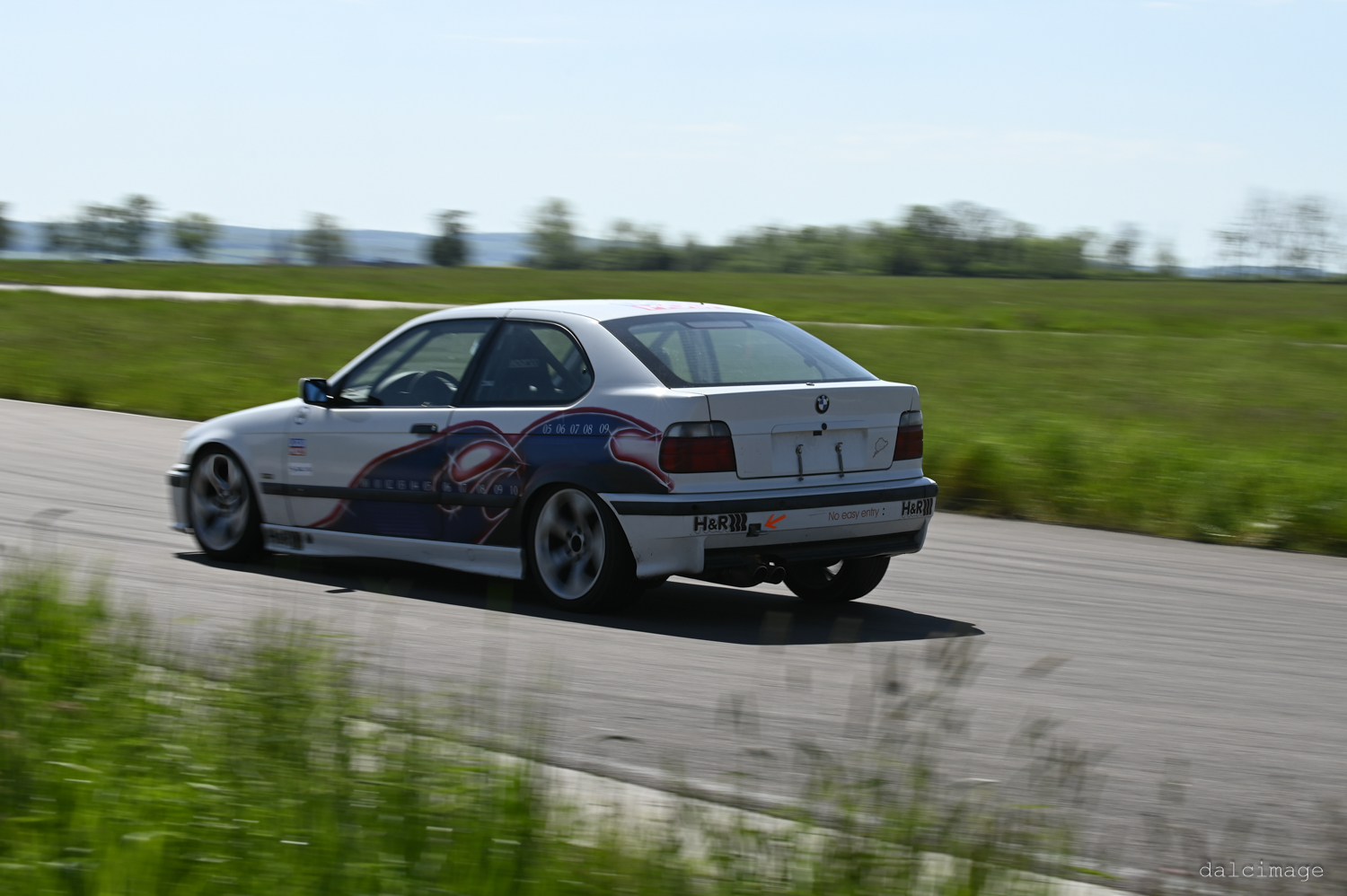 Voiture sur le circuit de pouilly - asaav.ch