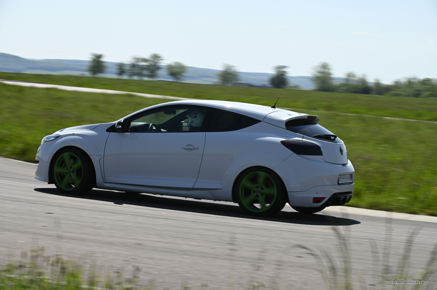 Voiture sur le circuit de pouilly - asaav.ch