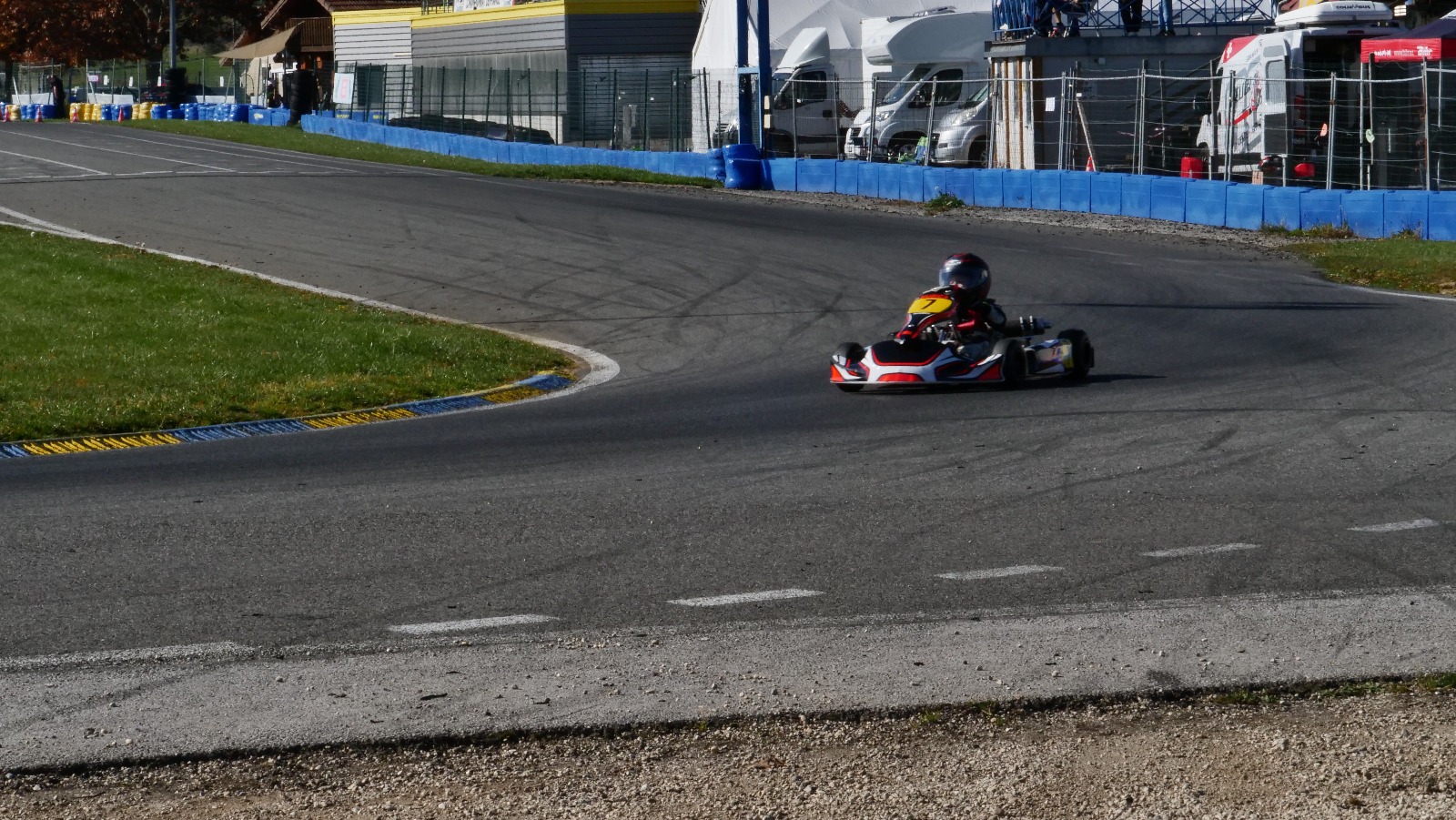 Karting sur le circuit de Levier - asaav.ch