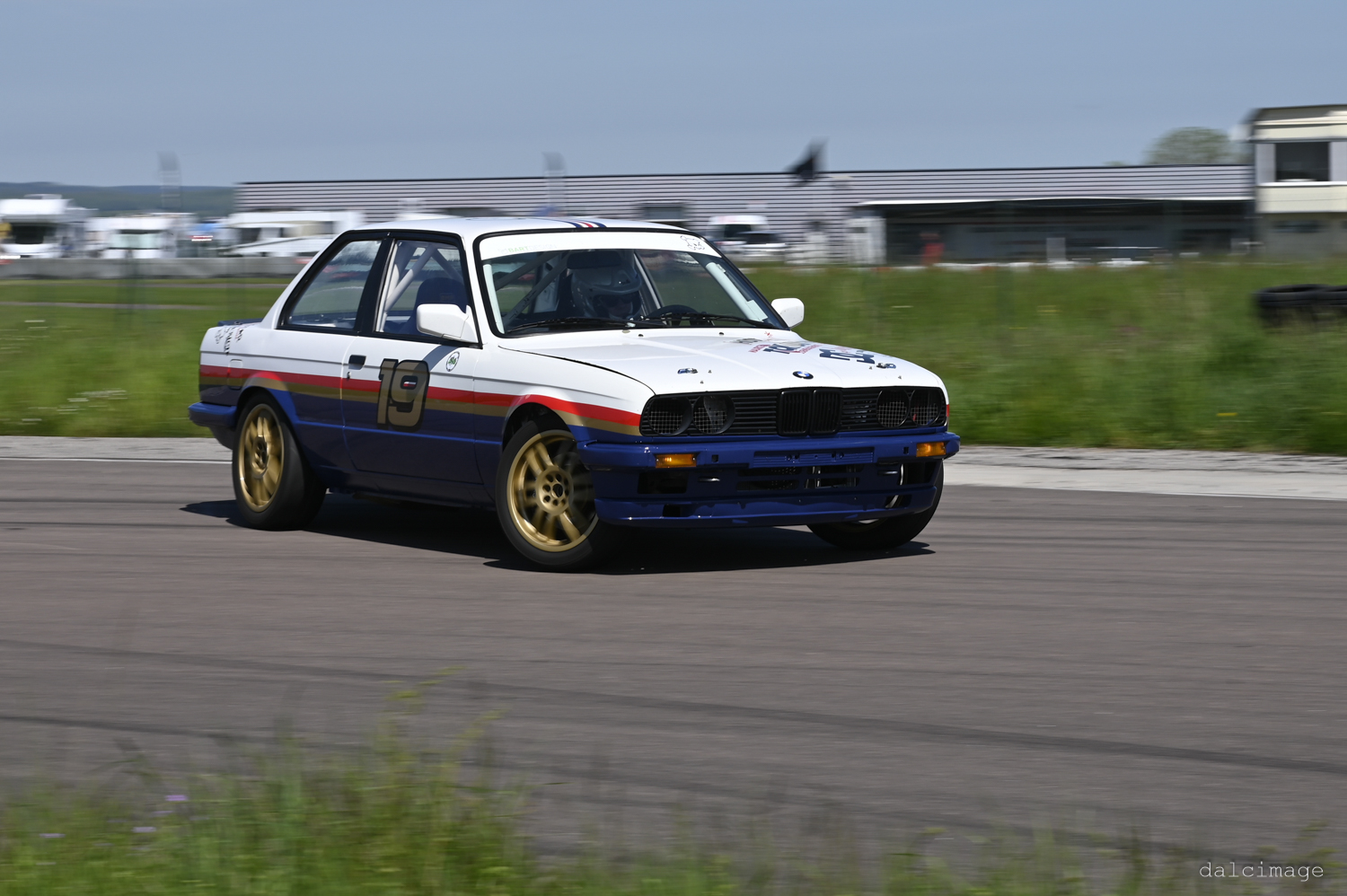 Voiture sur le circuit de pouilly - asaav.ch