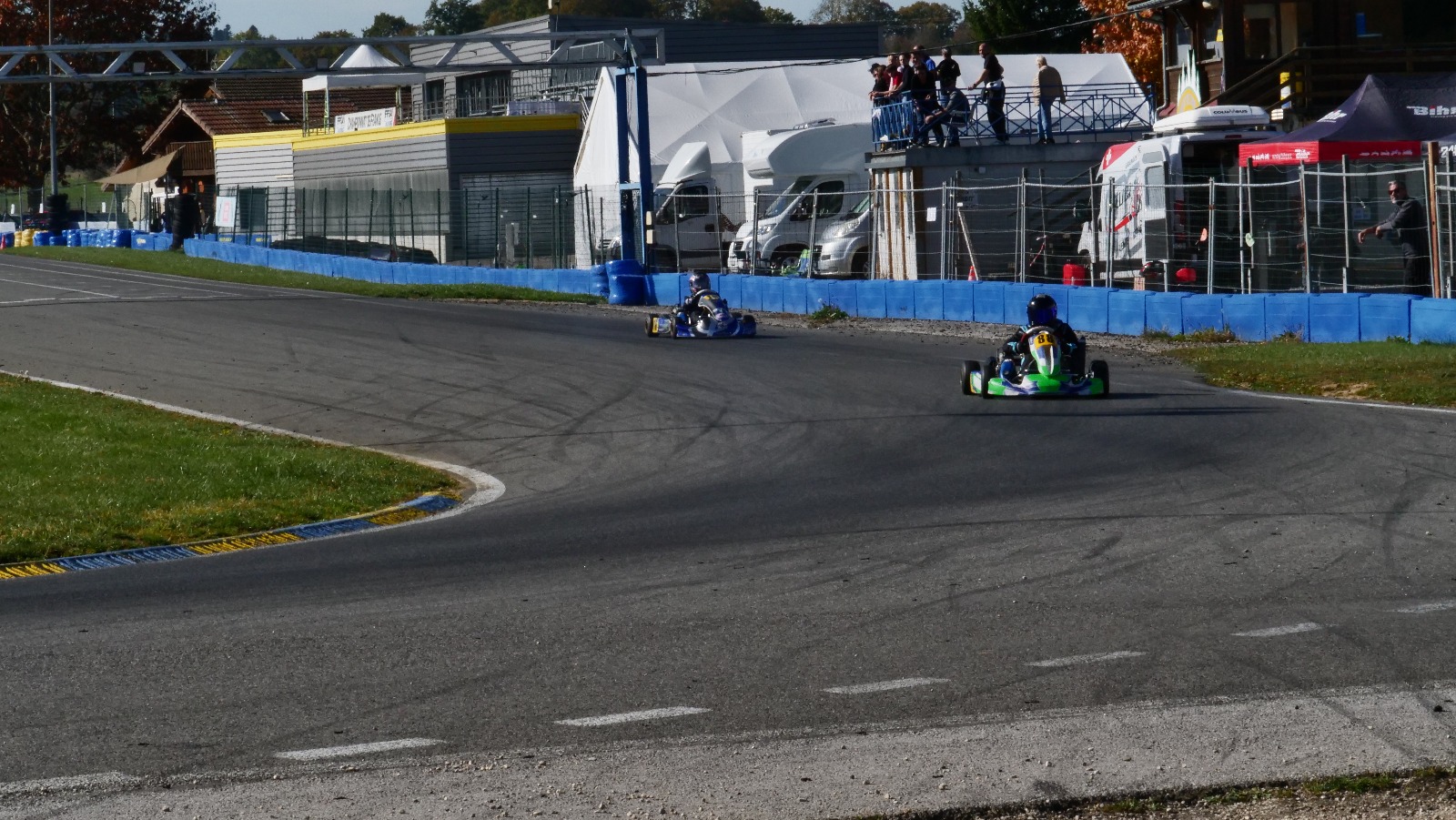 Karting sur le circuit de Levier - asaav.ch