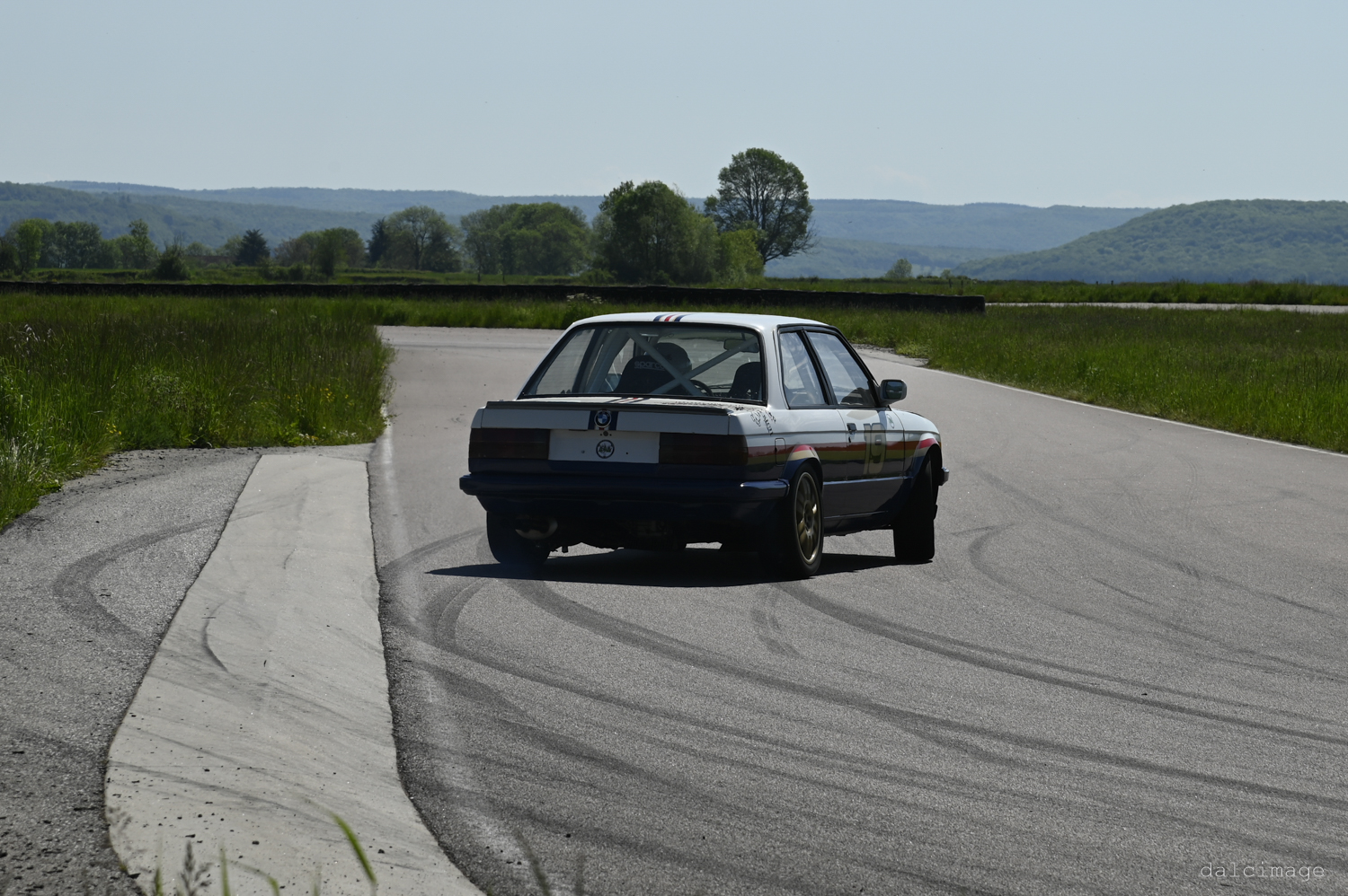 Voiture sur le circuit de pouilly - asaav.ch