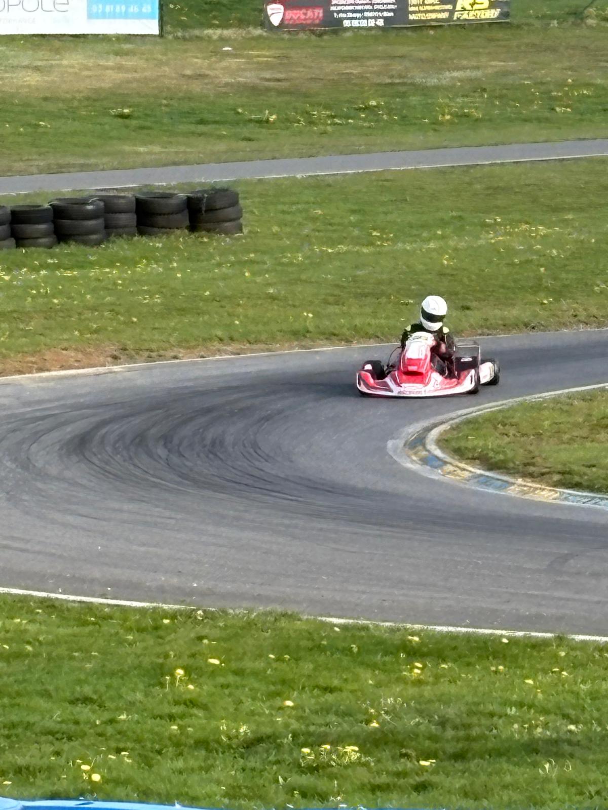 Voiture sur le circuit de pouilly - asaav.ch
