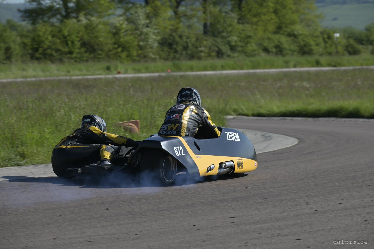 Voiture sur le circuit de pouilly - asaav.ch