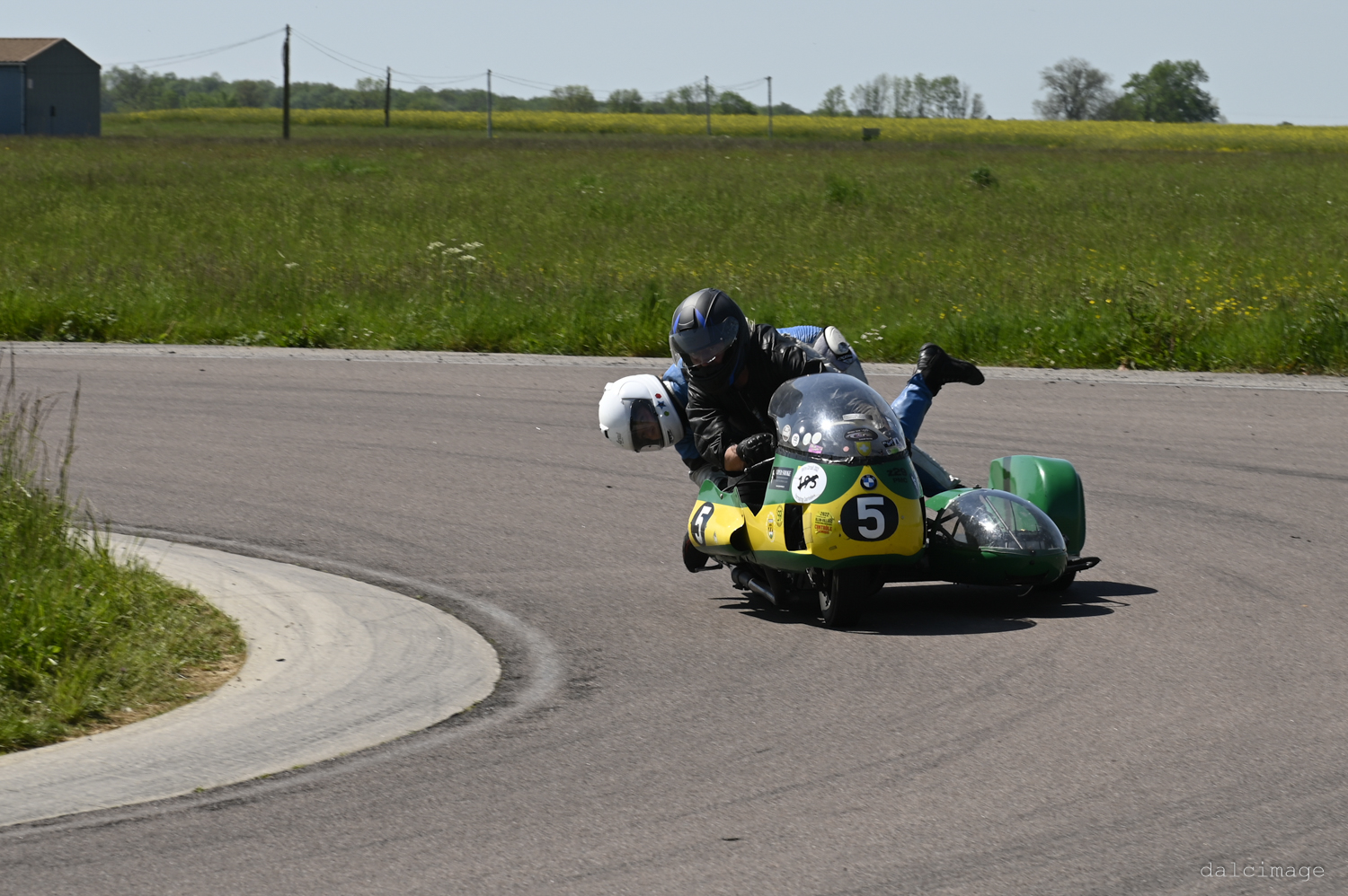 Voiture sur le circuit de pouilly - asaav.ch