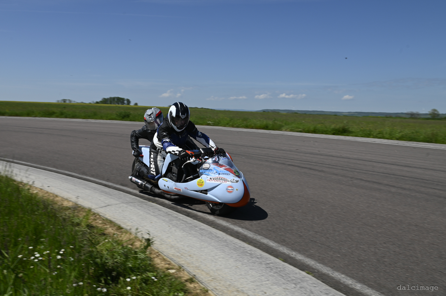 Voiture sur le circuit de pouilly - asaav.ch