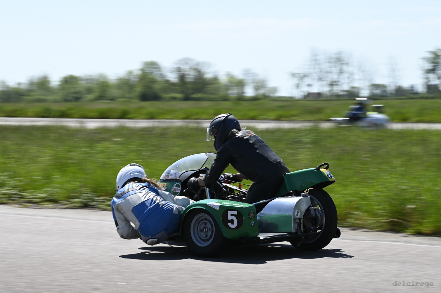 Voiture sur le circuit de pouilly - asaav.ch