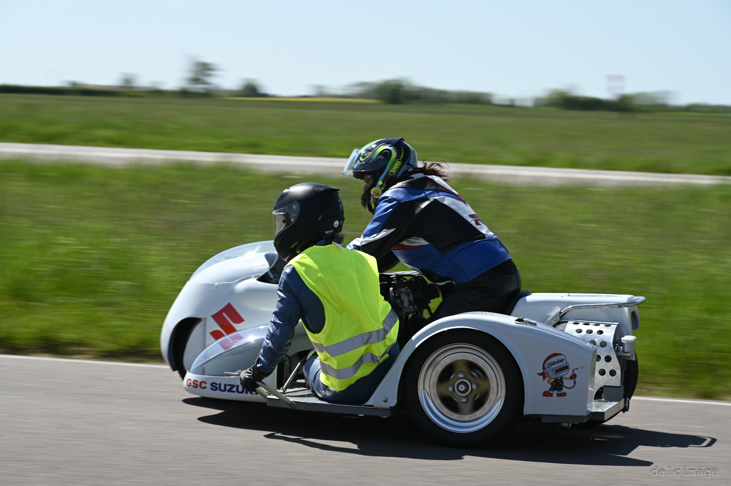 Voiture sur le circuit de pouilly - asaav.ch
