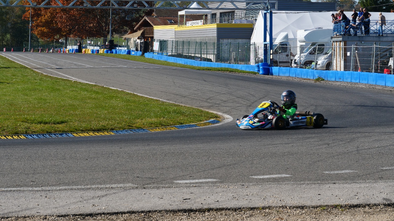 Karting sur le circuit de Levier - asaav.ch