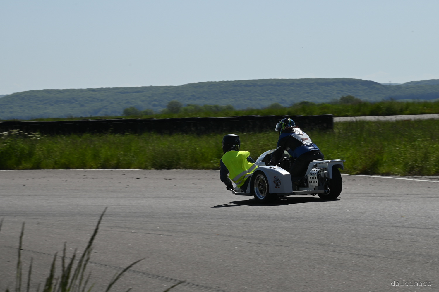 Voiture sur le circuit de pouilly - asaav.ch