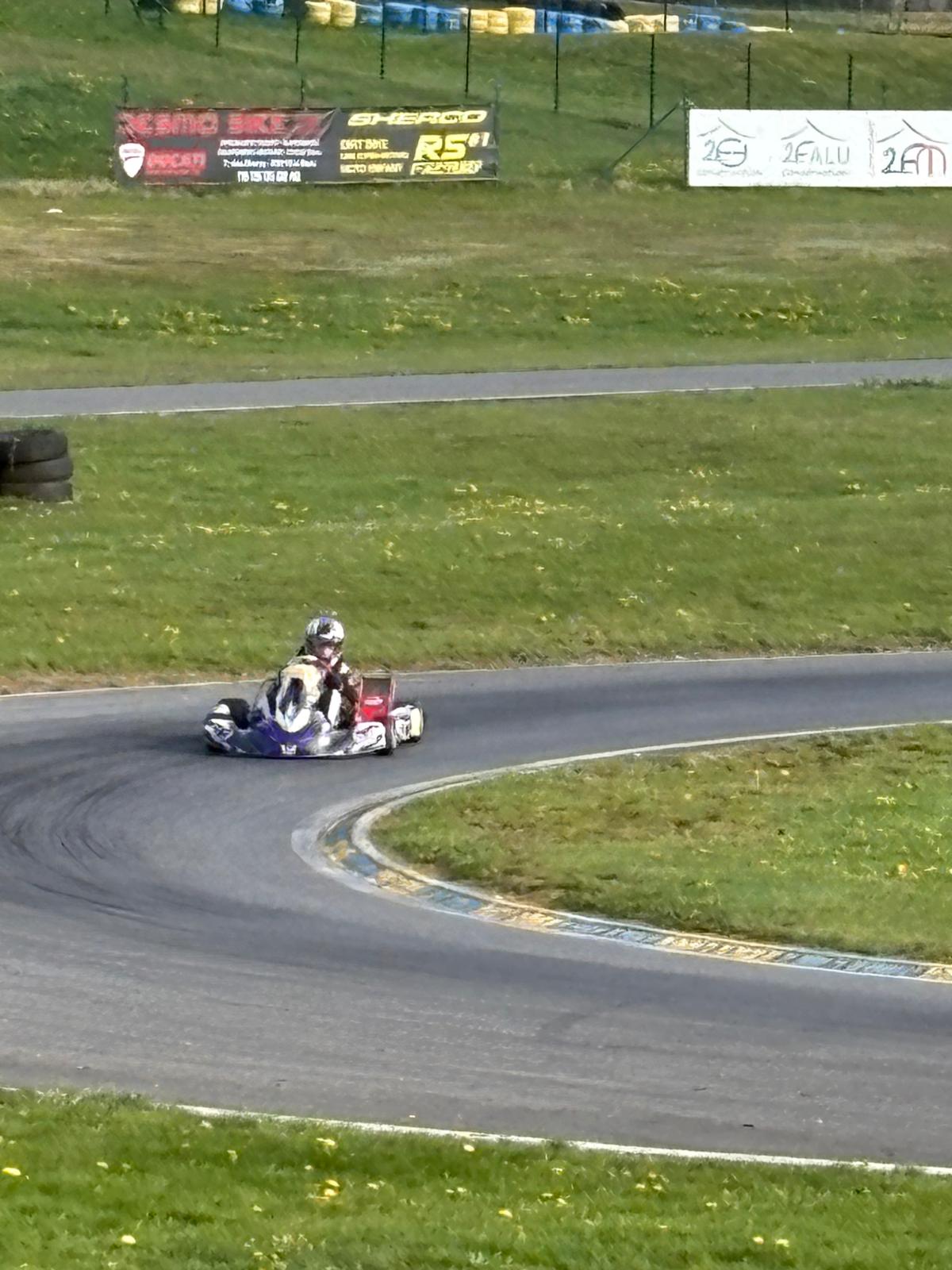 Voiture sur le circuit de pouilly - asaav.ch