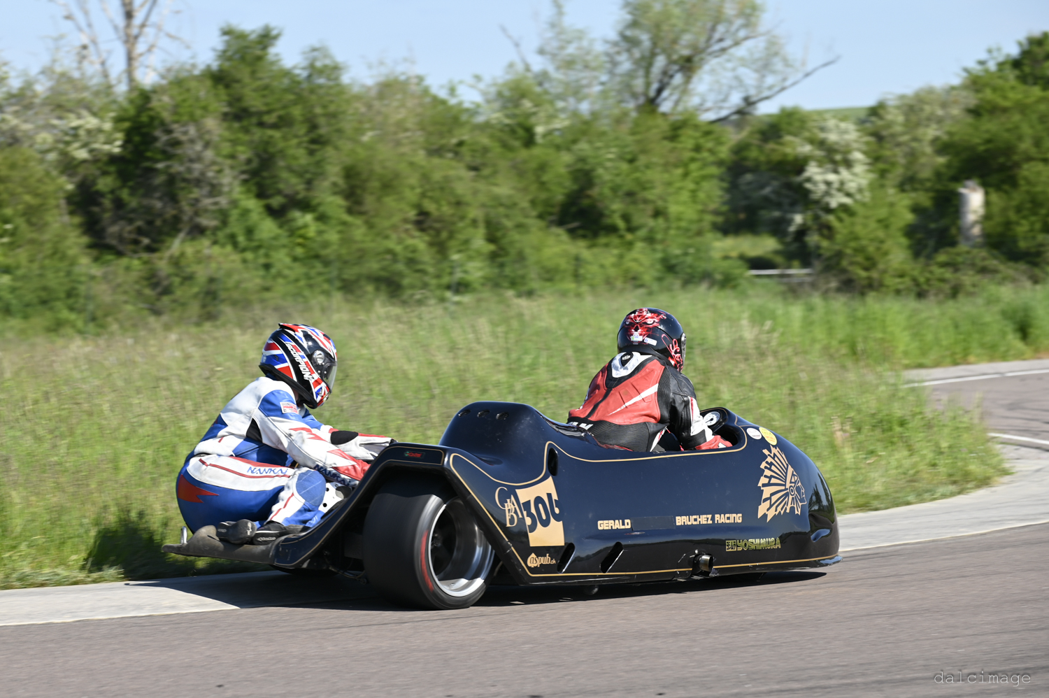 Voiture sur le circuit de pouilly - asaav.ch