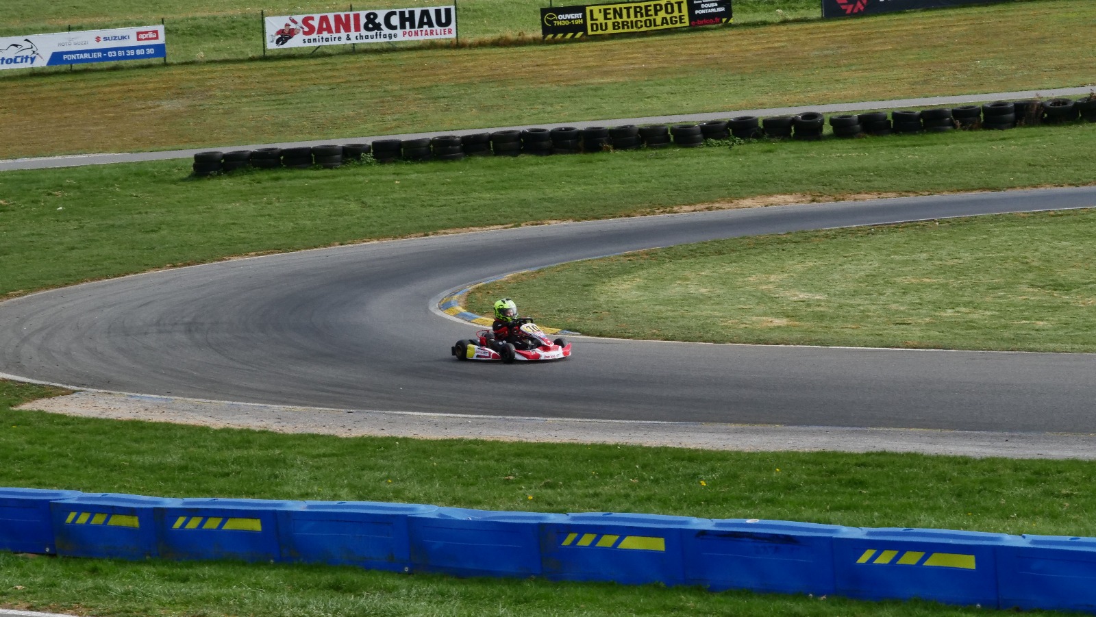 Karting sur le circuit de Levier - asaav.ch