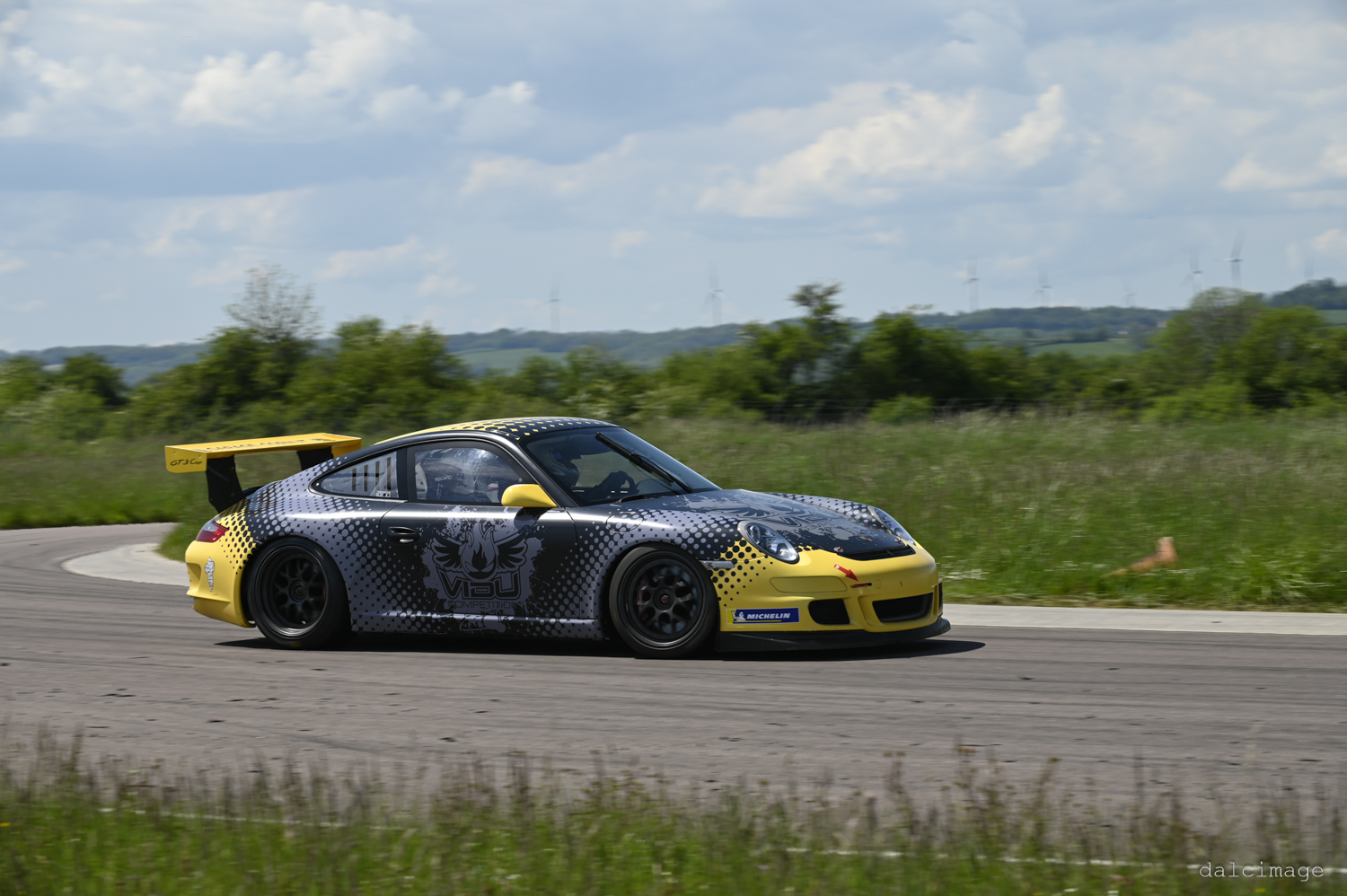 Voiture sur le circuit de pouilly - asaav.ch
