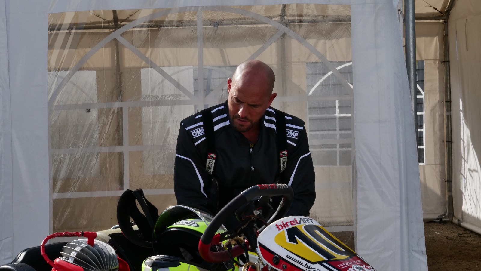 Karting sur le circuit de Levier - asaav.ch