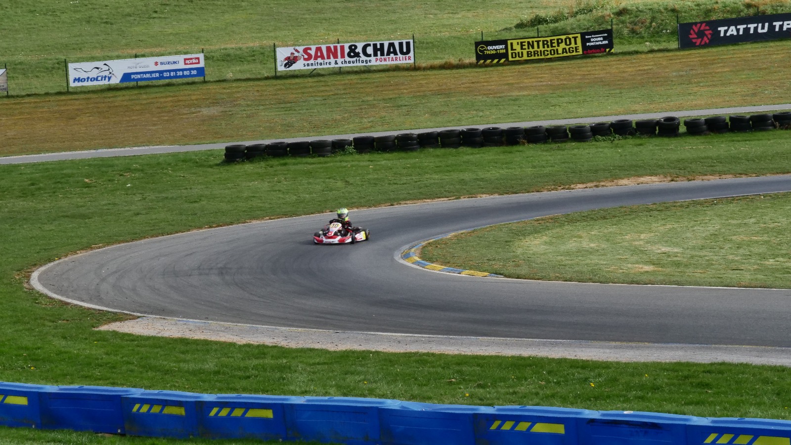 Karting sur le circuit de Levier - asaav.ch