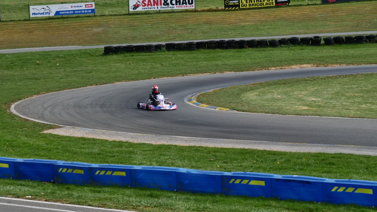 Karting sur le circuit de Levier - asaav.ch