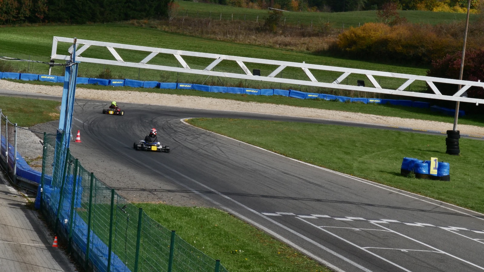 Karting sur le circuit de Levier - asaav.ch