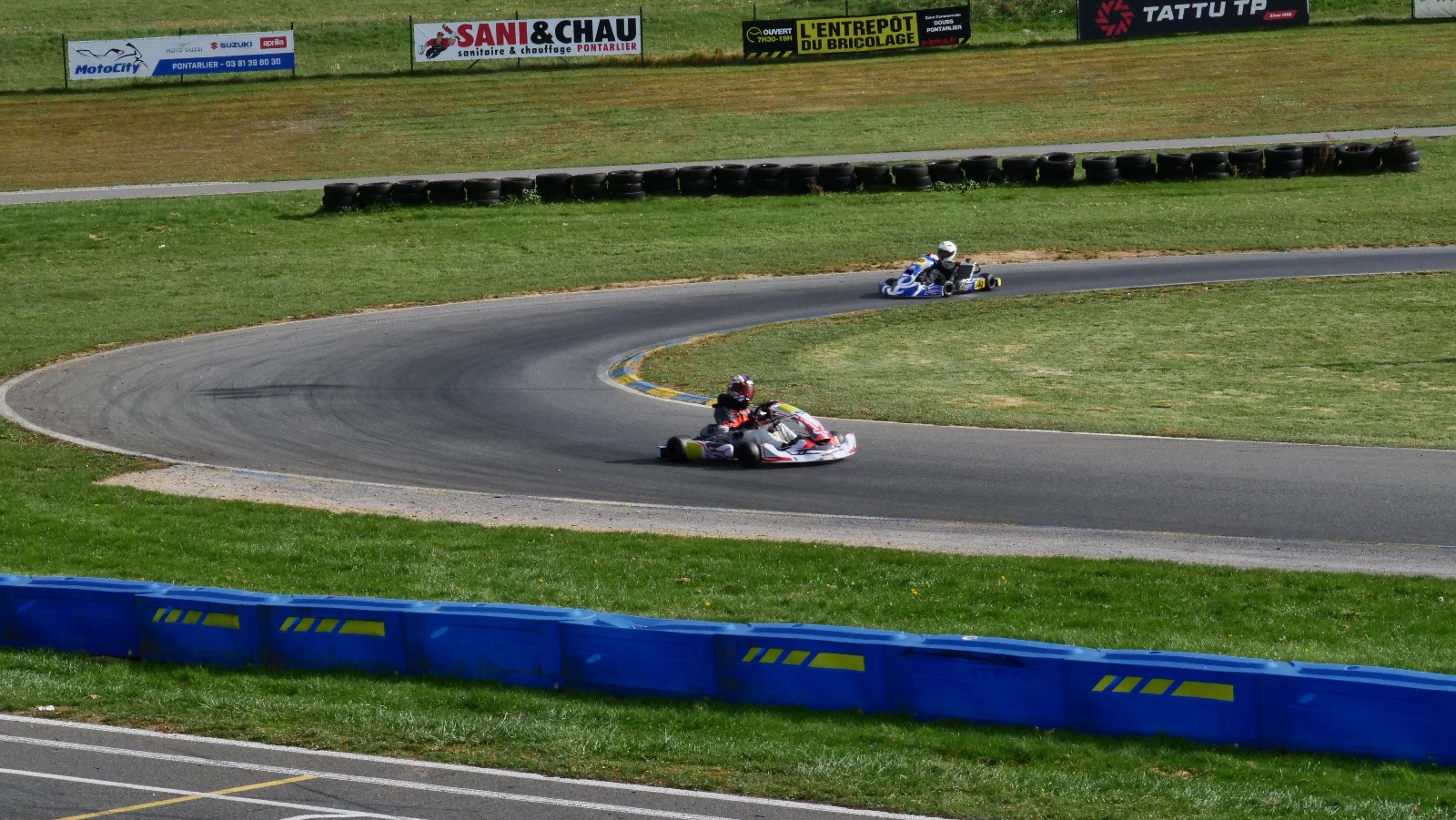 Karting sur le circuit de Levier - asaav.ch