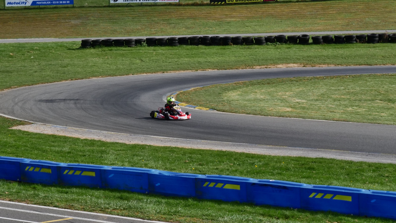 Karting sur le circuit de Levier - asaav.ch
