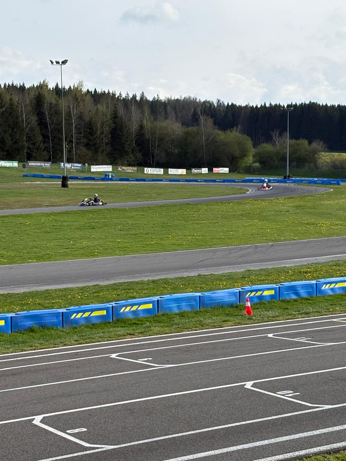 Voiture sur le circuit de pouilly - asaav.ch