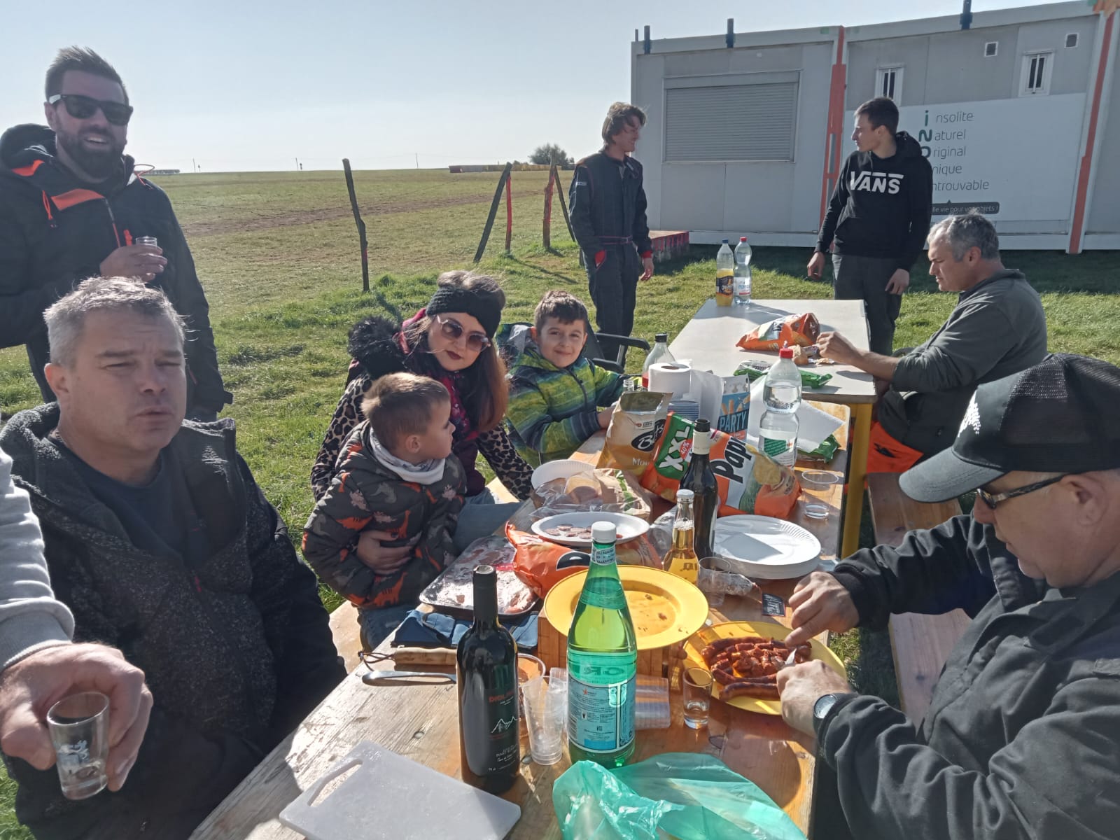 Voiture sur le circuit de pouilly - asaav.ch