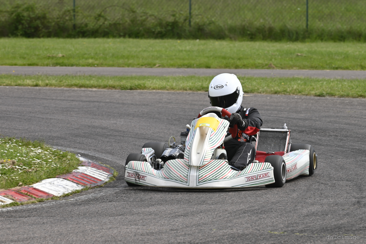Voiture sur le circuit de pouilly - asaav.ch
