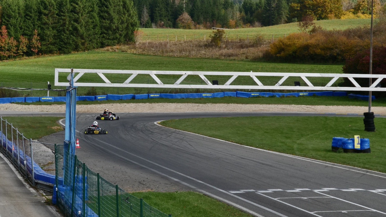 Karting sur le circuit de Levier - asaav.ch
