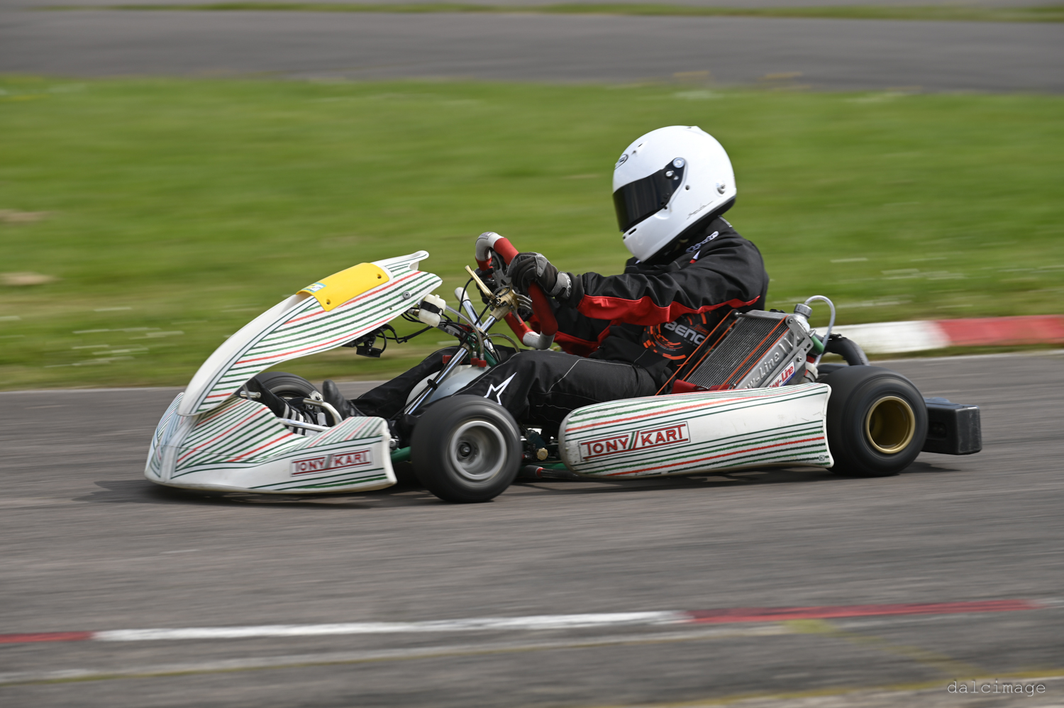 Voiture sur le circuit de pouilly - asaav.ch