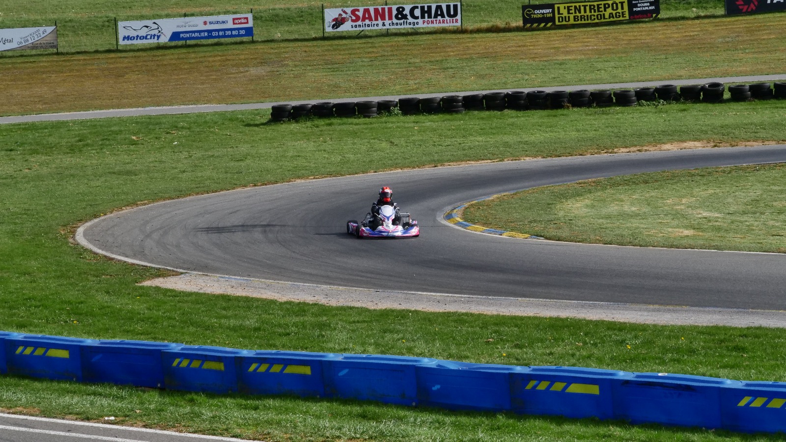 Karting sur le circuit de Levier - asaav.ch