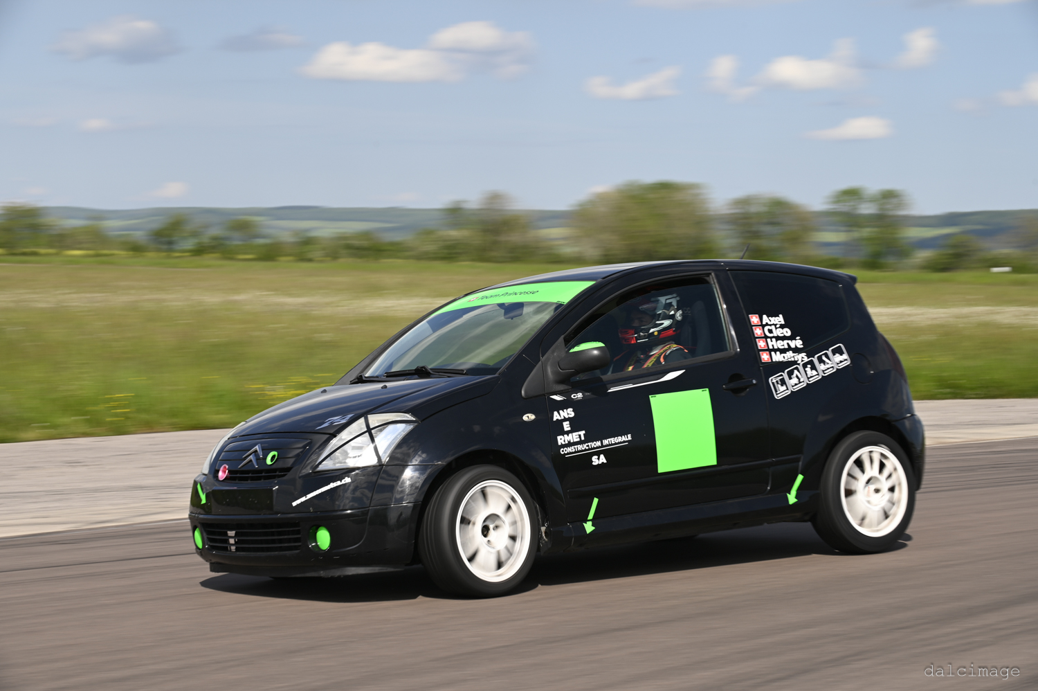 Voiture sur le circuit de pouilly - asaav.ch