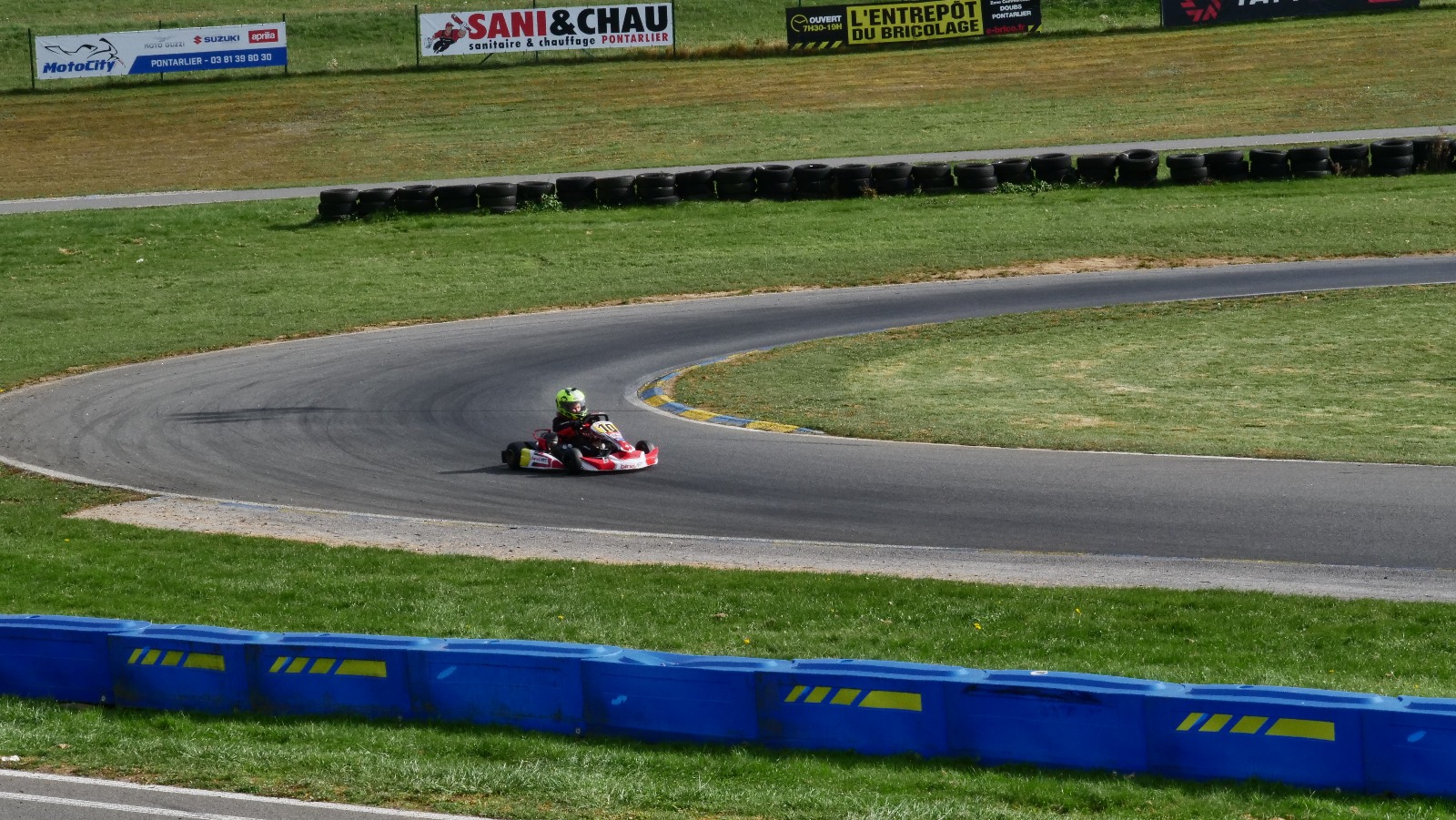 Karting sur le circuit de Levier - asaav.ch