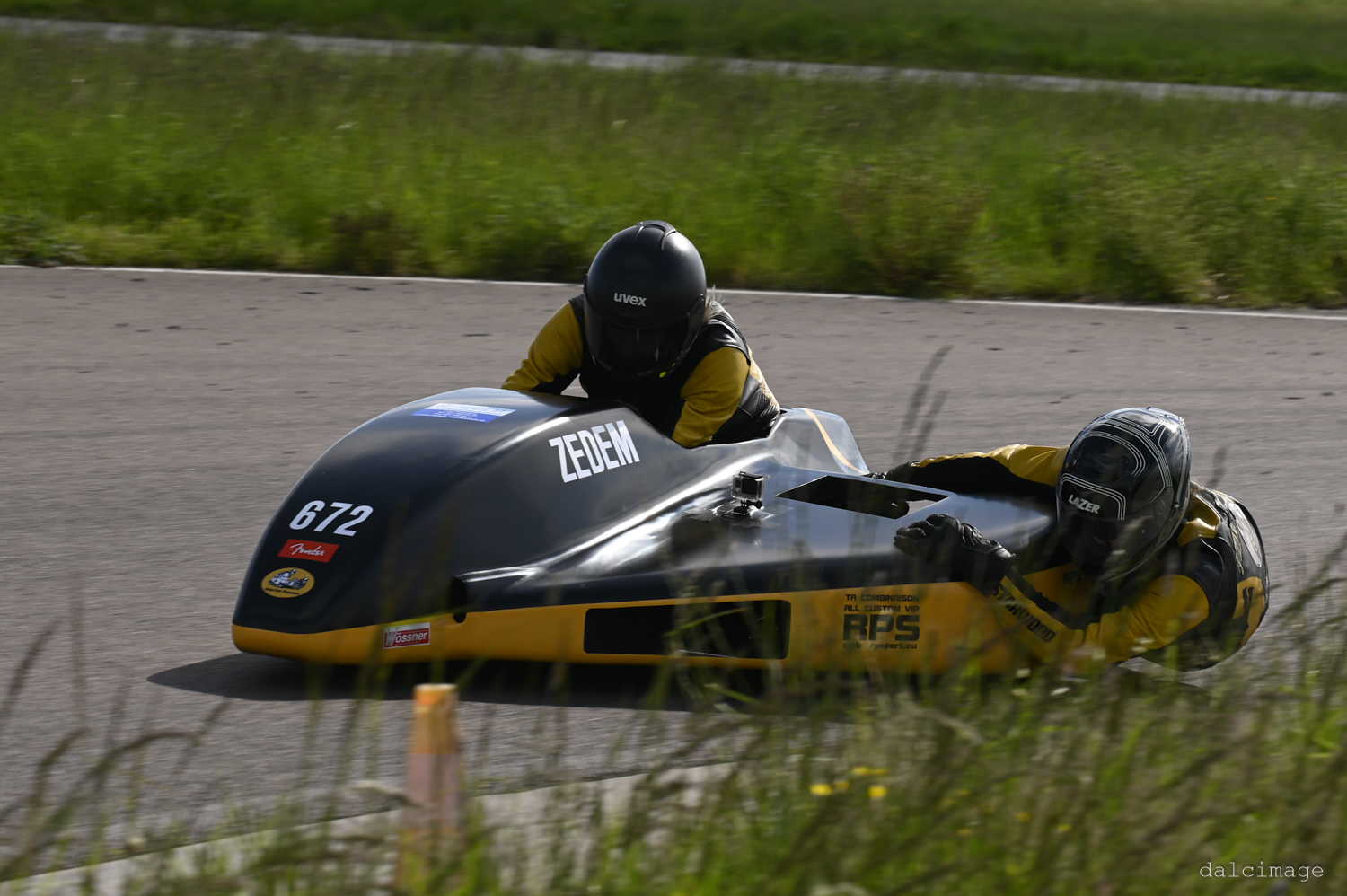 Voiture sur le circuit de pouilly - asaav.ch
