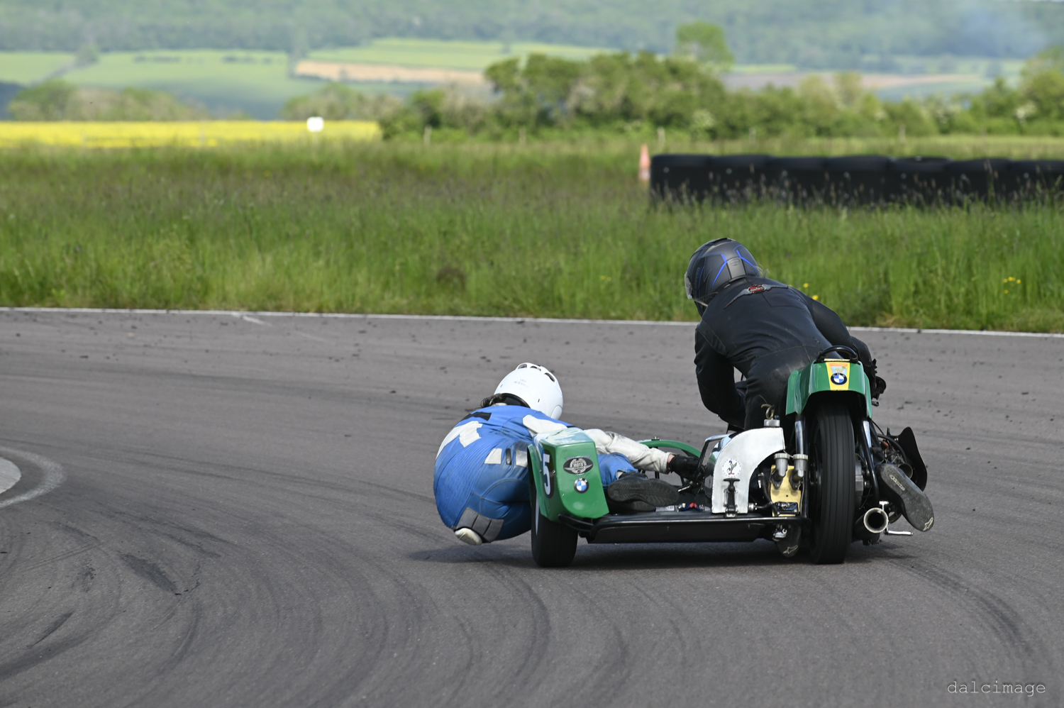 Voiture sur le circuit de pouilly - asaav.ch
