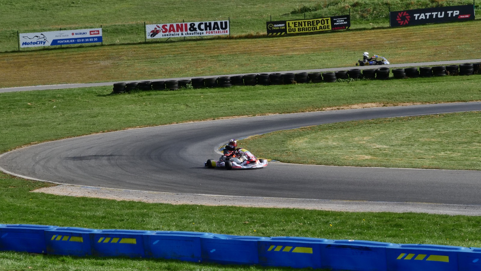 Karting sur le circuit de Levier - asaav.ch