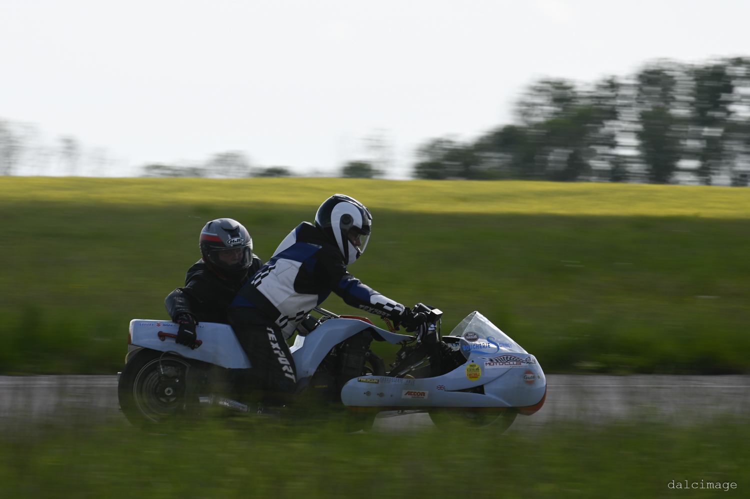 Voiture sur le circuit de pouilly - asaav.ch